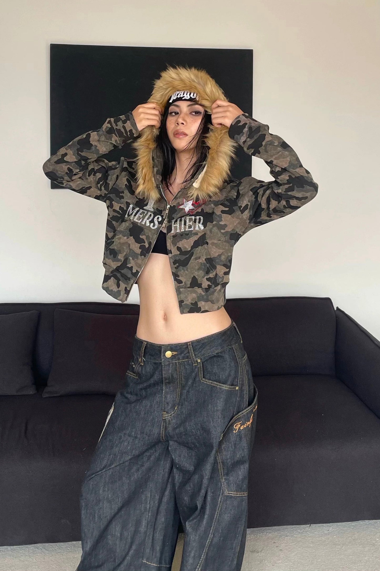 Kurz geschnittene Camo-Sweatjacke mit flauschiger Kapuze - Lonissa